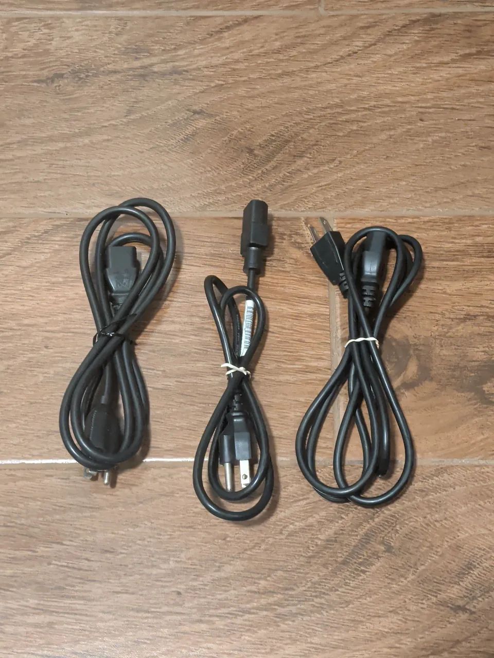 Cabo de força/energia TV, computador e fontes.