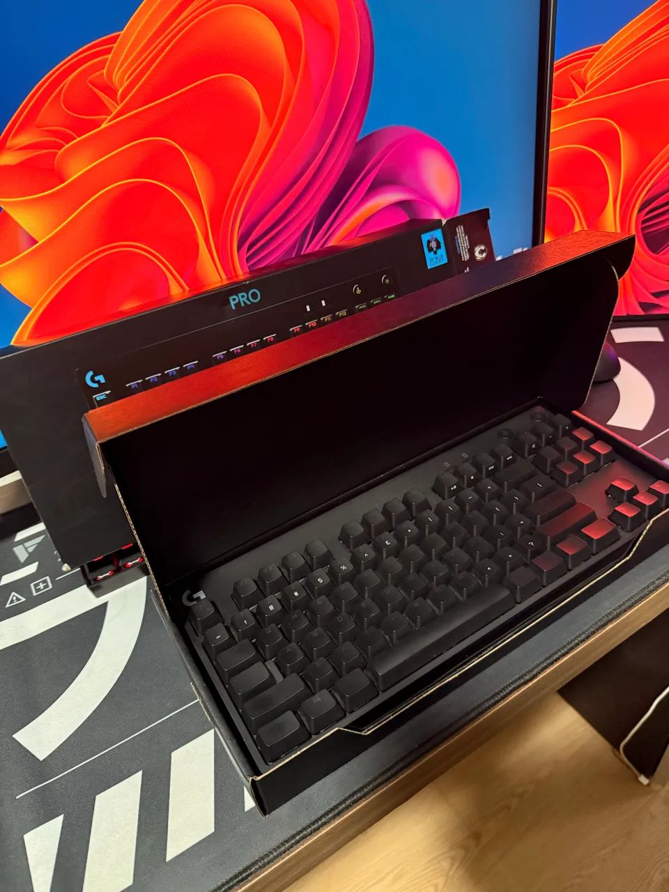 Teclado Mecânico Gamer Logitech G PRO RGB - Profissional (TKL) layout USA