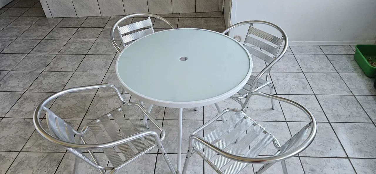 Mesa para jardim com 4 cadeiras
