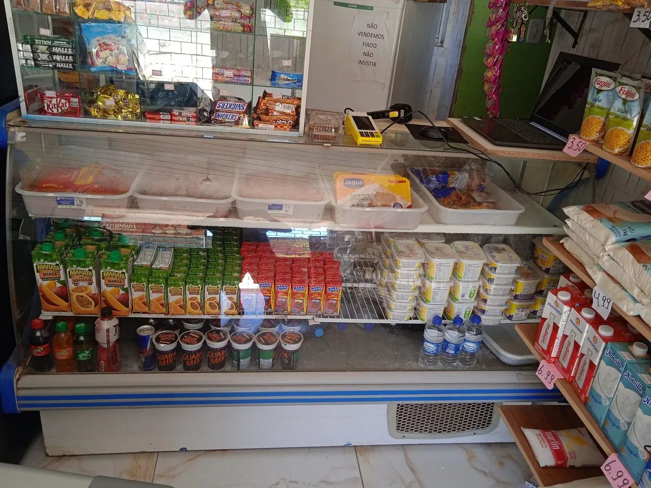 Balcão vitrine refrigerado, funcionando perfeitamente e em bom estado de conservação,