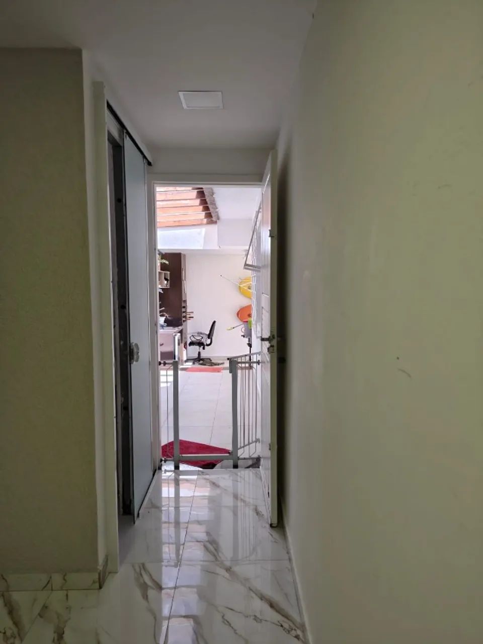 CASA A VENDA EM PINHAIS COM 3 QUARTOS SEMI MOBILIADA.  - Foto 3