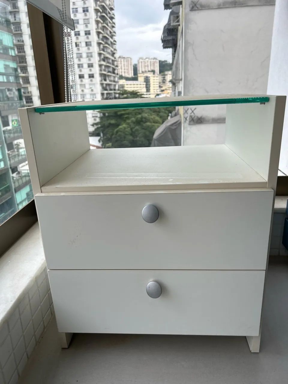 Mesa de cabeceira branca 