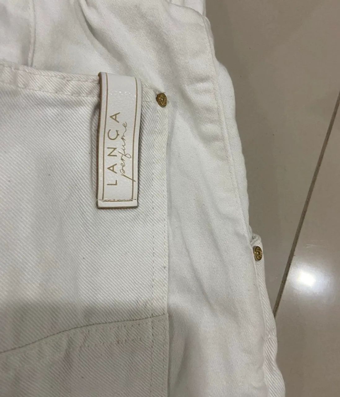 short jeans branco lança perfume - Foto 2