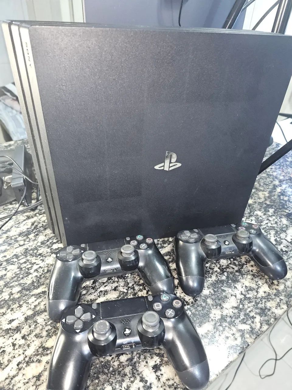 PS4 PRO 1tb + 3 controles - Foto 2