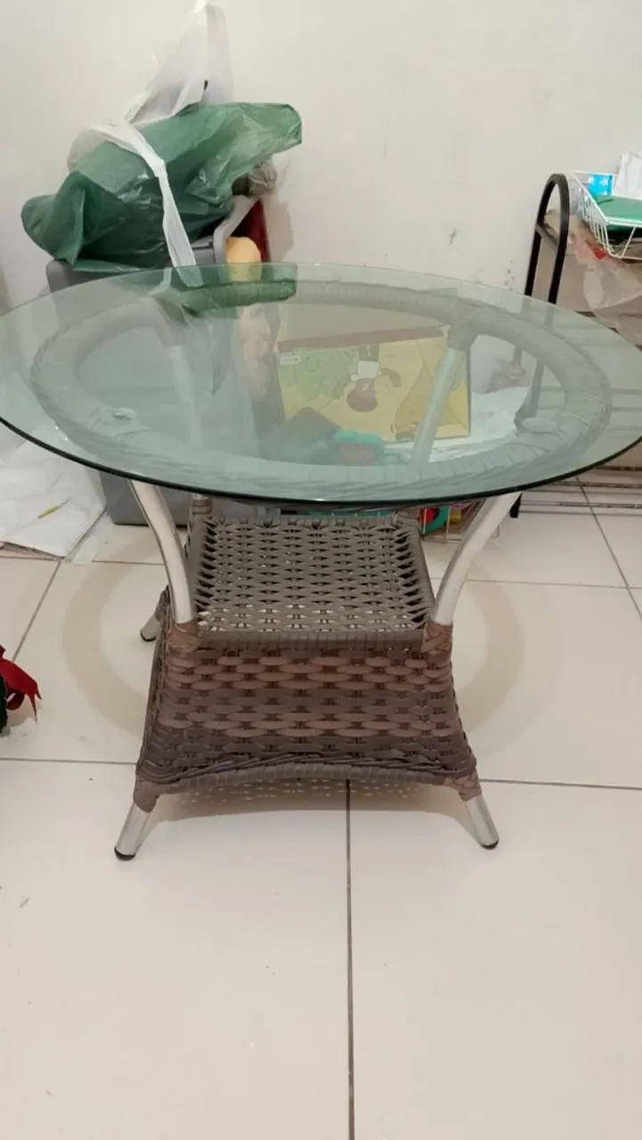 Mesa de centro redonda de vidro.