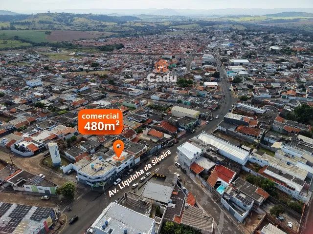 Imóvel Comercial com Renda à Venda em Passos/MG - 3 Salas Comerciais + Apartamento