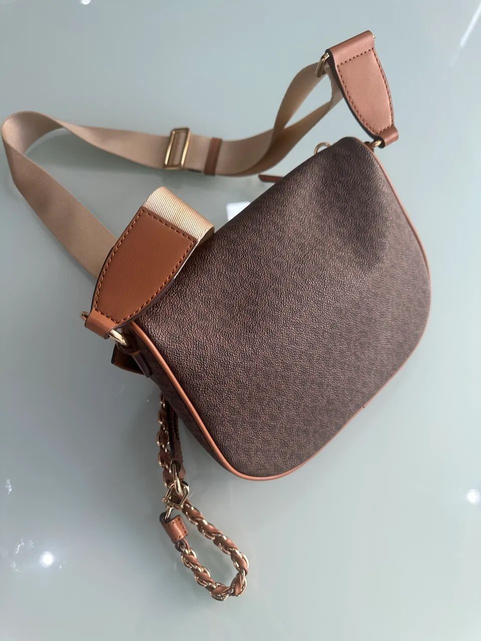 Esta é uma bolsa Michael Kors Slater Medium Sling Pack em marrom  ( ORIGINAL ) - Foto 5