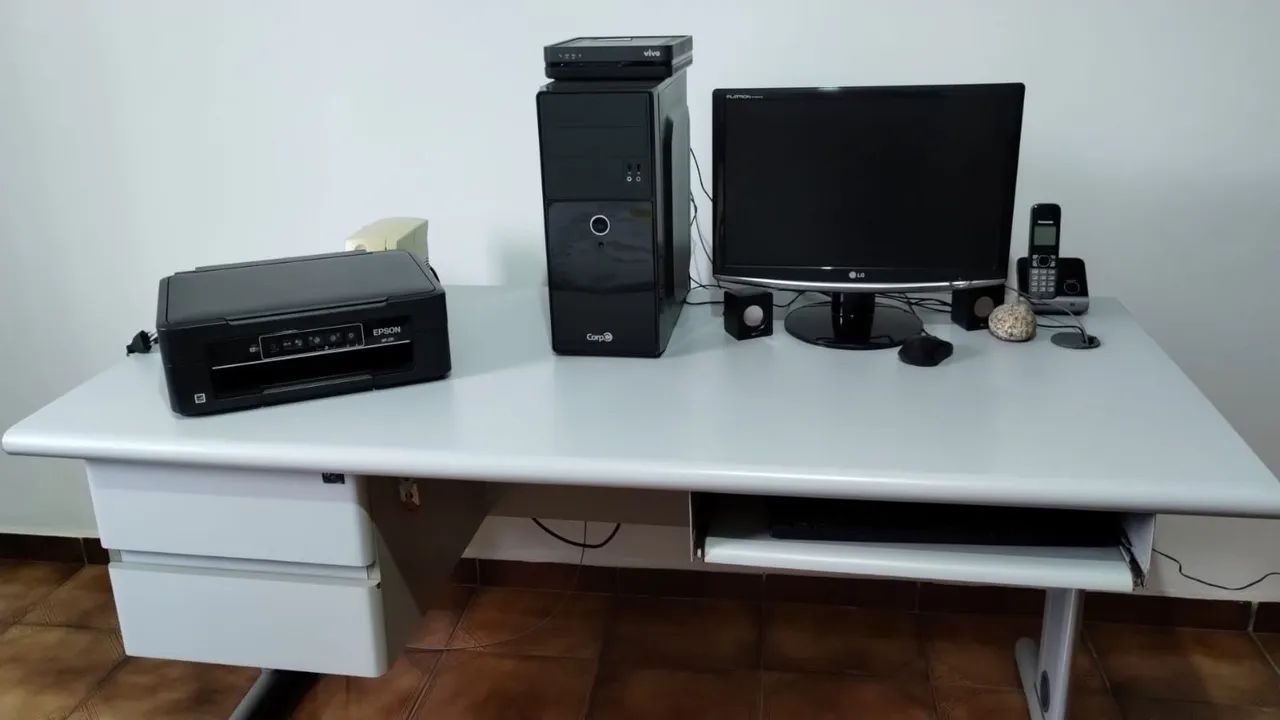 Computador com impressora e mesa de escritório  - Foto 5