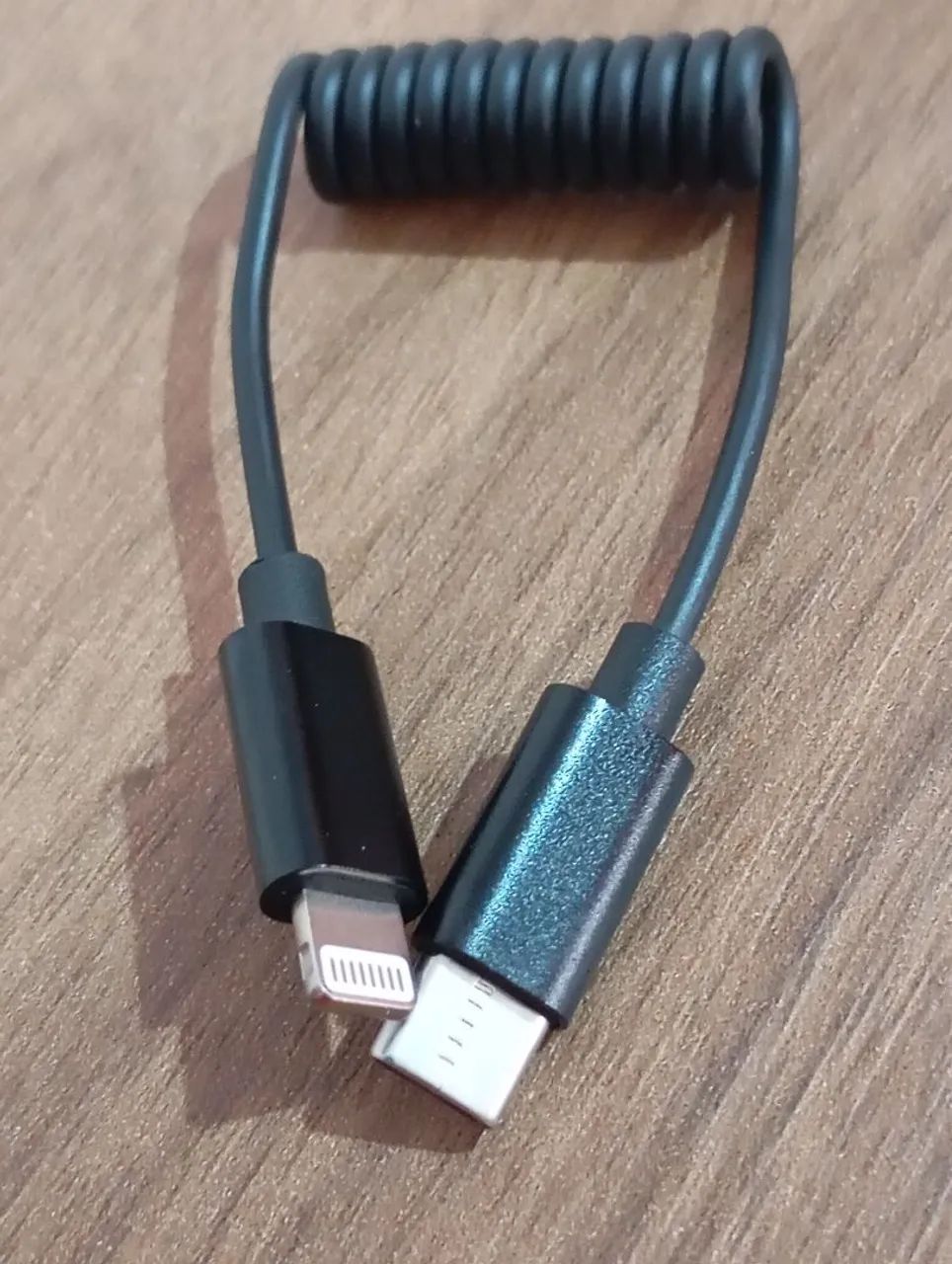 Mini Cabo aspiral com conectores lightning e USB - C.