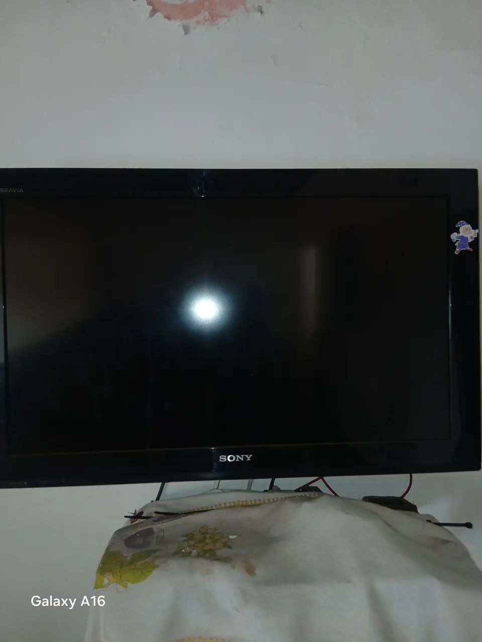 TV LCD antiga sem controle funcionando bem 