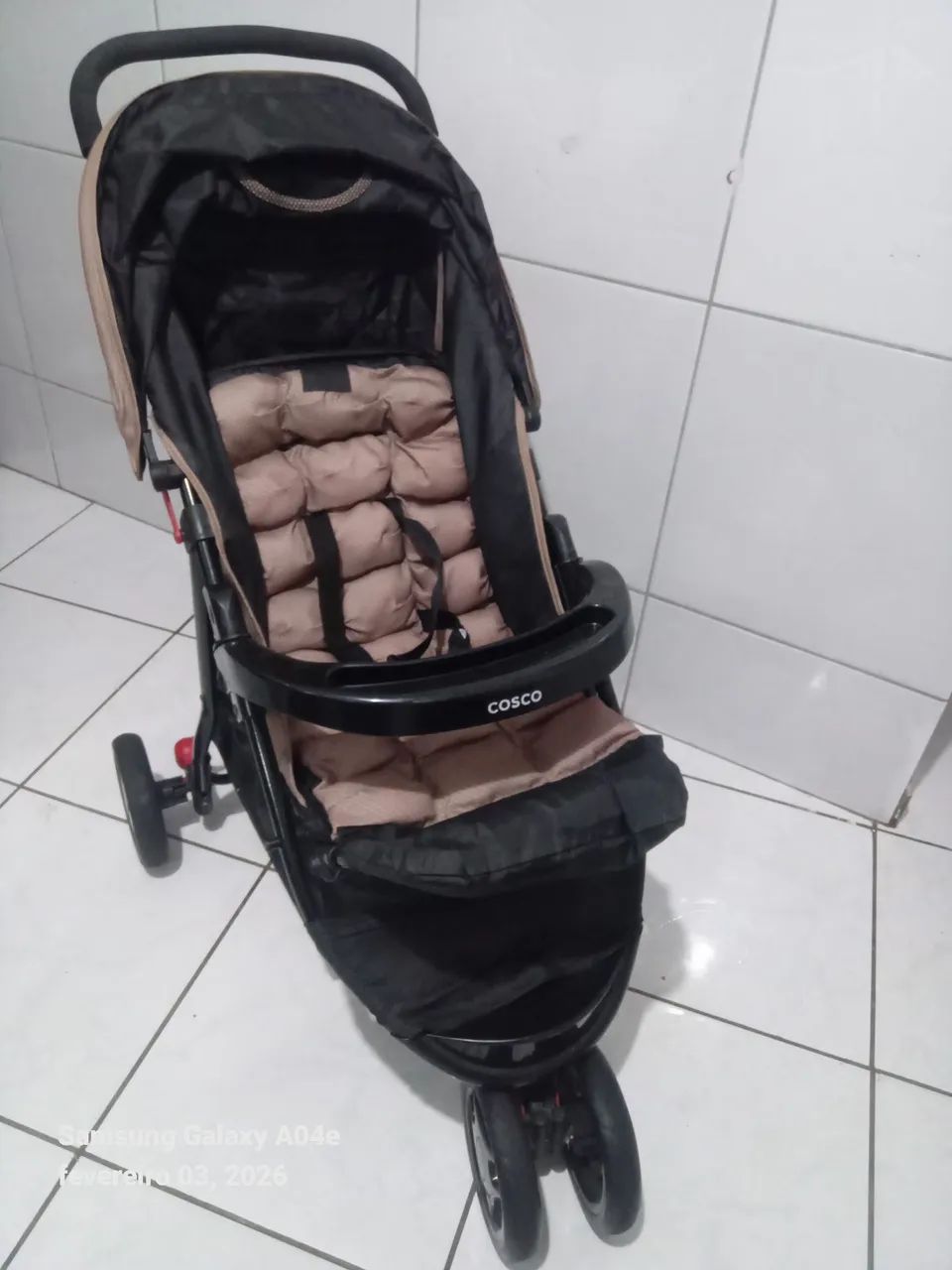 Carrinho de bebê cosco semi Novo unissex  - Foto 5