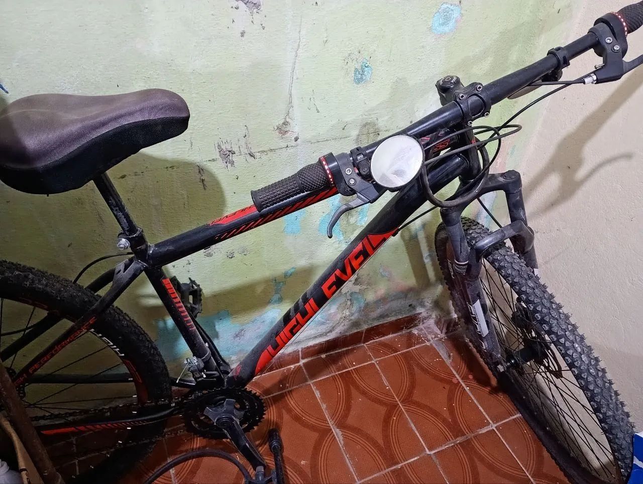 Bicicleta + vários equipamentos.