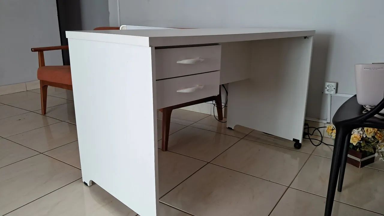 Mesa de escritório ou consultório cor branca