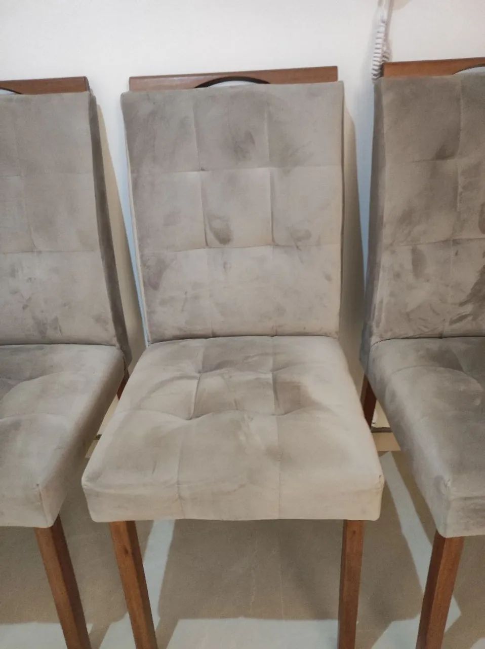 Conjunto cadeiras estofadas veludo e madeira maciça. - Foto 4