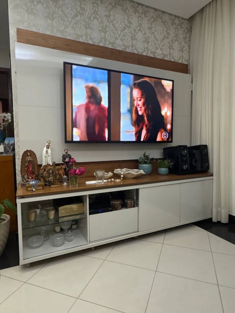 Vendo RACK COM PAINEL DE LED em MDF e prateleiras de vidro.