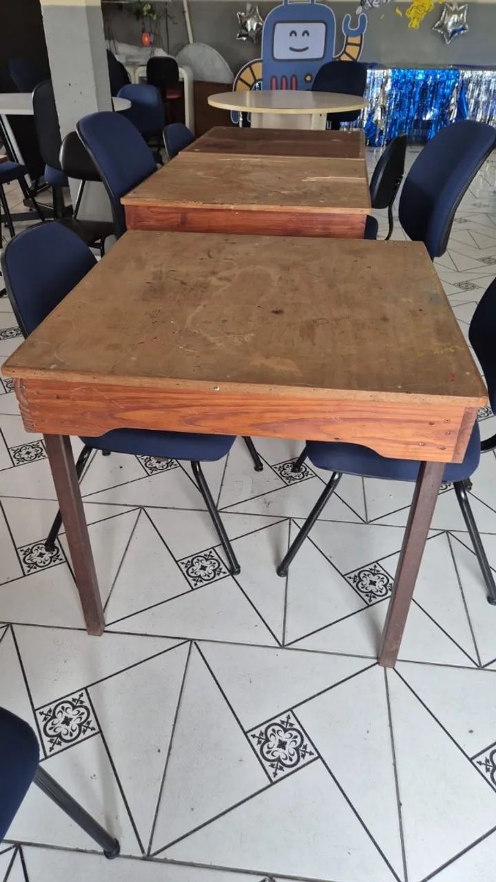 Mesa de madeira quadrada