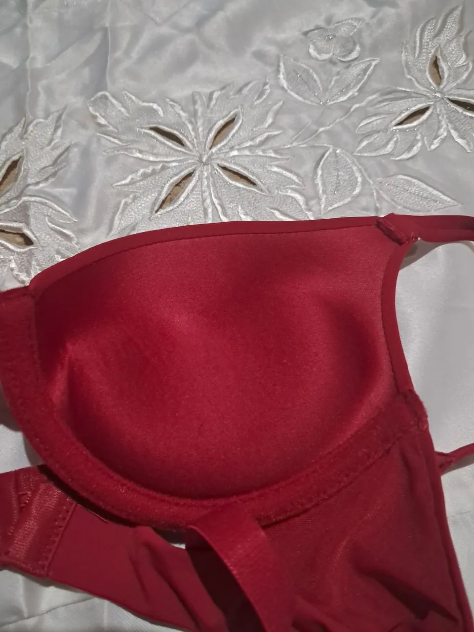 Sutiã P , vermelho com pequeno enchimento que modela e aumenta os seios. - Foto 3