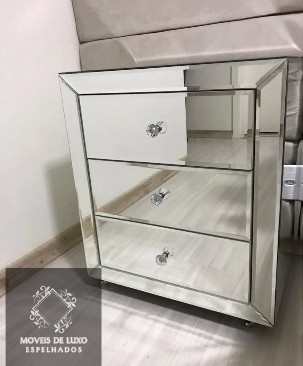 Mesa de cabeceira espelhada 