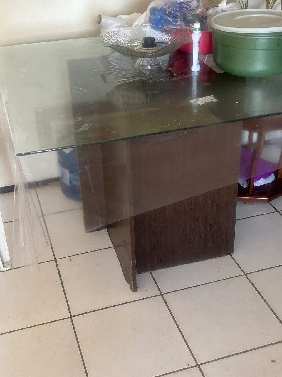 Vendo mesa com 4 cadeira