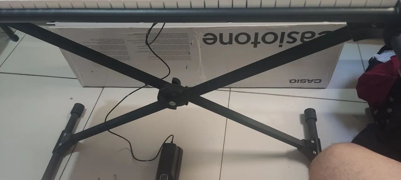 Teclado Cassiotone CTS 300 Semi novo com pedal e suporte - Foto 2