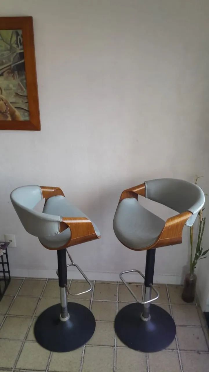 Cadeira bristo design madeirada e couro cinza 