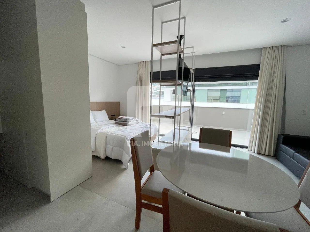 Studio cobertura 1 quarto mobiliado no Saco Grande - Foto 4
