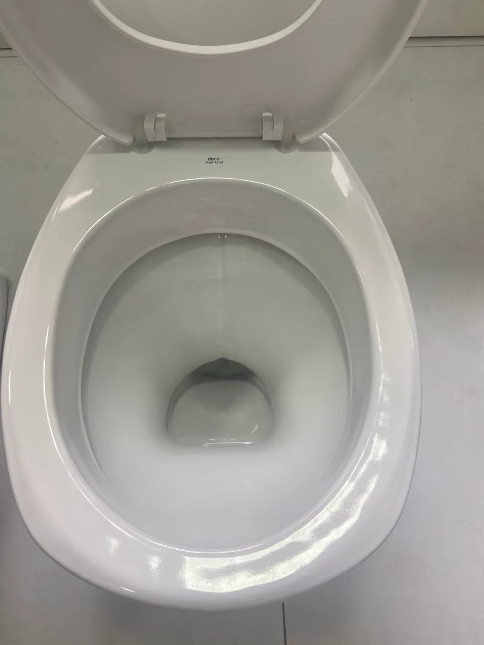 Vaso sanitário de parede Deca com tampa  - Foto 4