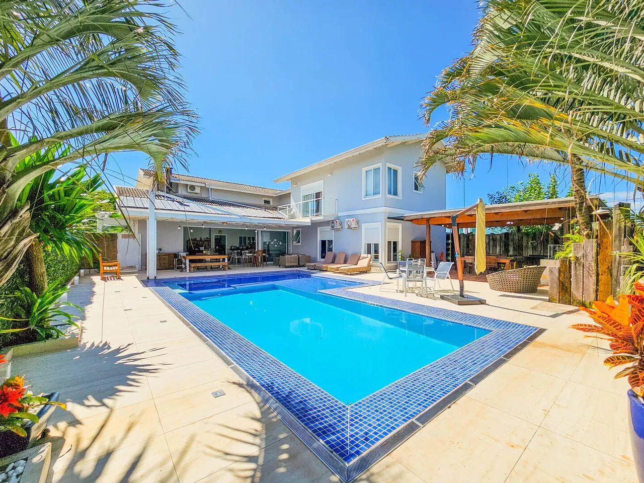 Casa com 4 suítes e piscina no Portal Japy Golf Club