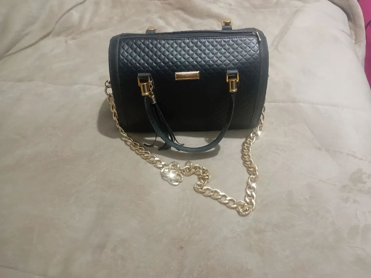 Vendo linda bolsa preta com alça em corrente dourada.  - Foto 3