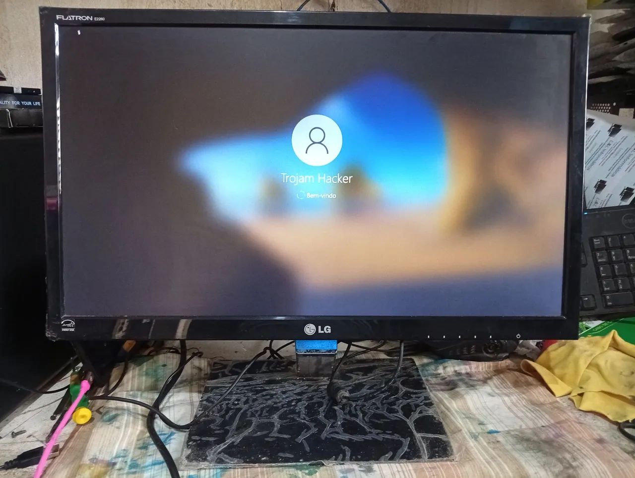 Monitor LG 22 polegadas funcionando perfeitamente em bom estado $300 - Foto 2
