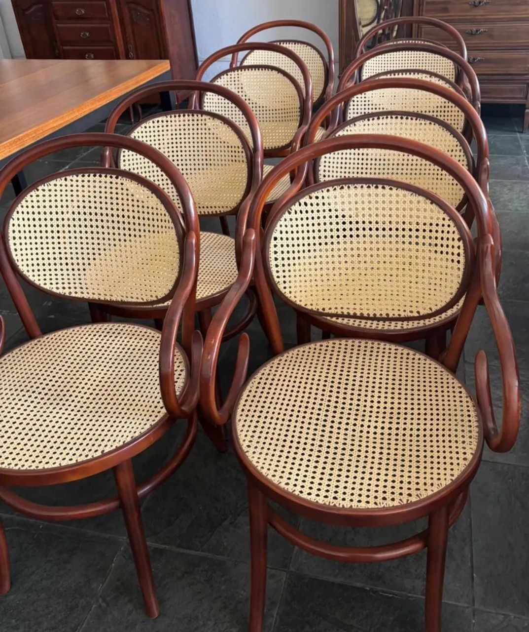 Jogo de oito cadeiras thonet.