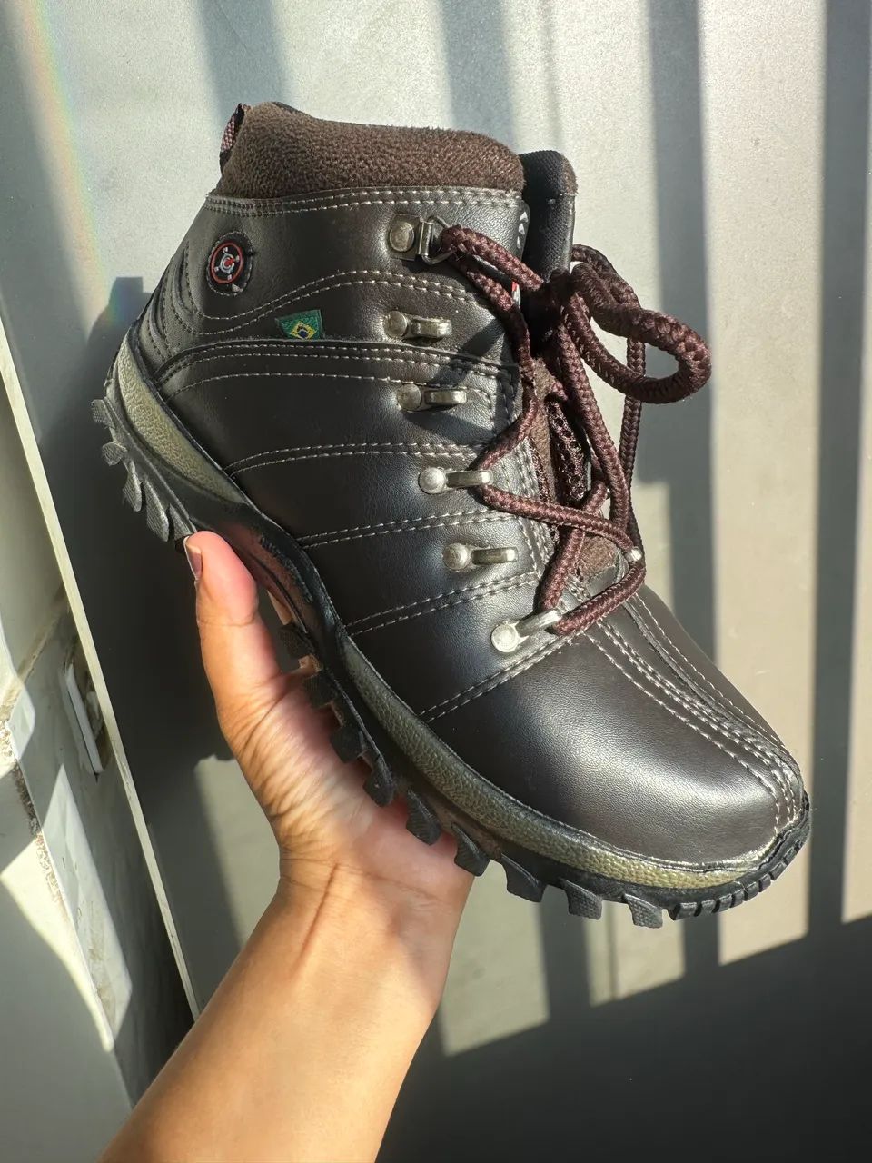 bota estilo adventure marrom com solado tratorado - Foto 2