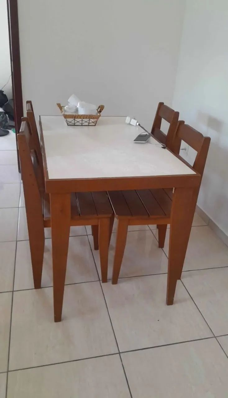 Mesa com 4 cadeiras 