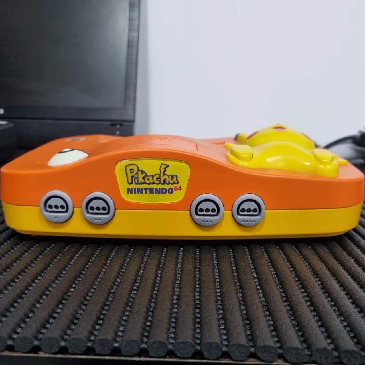 Nintendo 64 Edição Pikachu Laranja e Amarelo Japonês IMPECÁVEL  - Foto 3