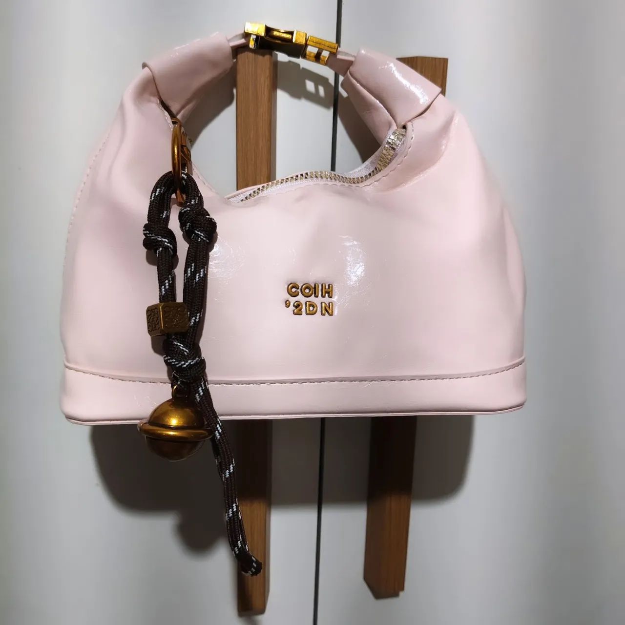 Bolsa de mão e com alça lateral rosa bebê 