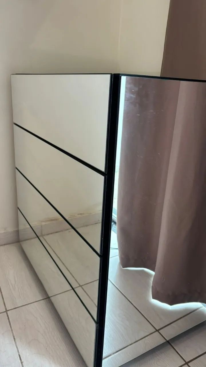Cômoda Espelhada Tok&Stok com 4 Gavetas