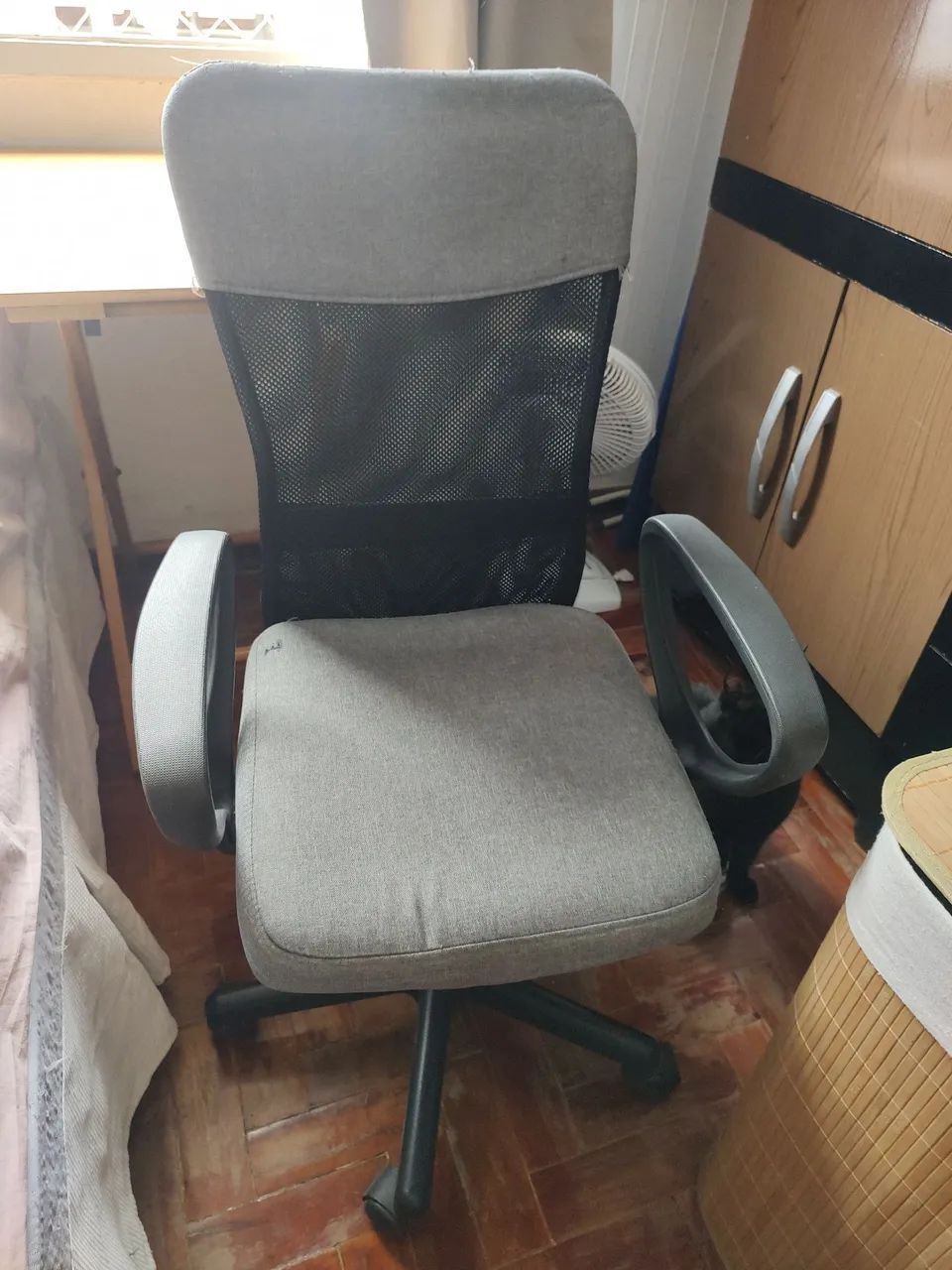 Cadeira de escritório e cesto de roupas