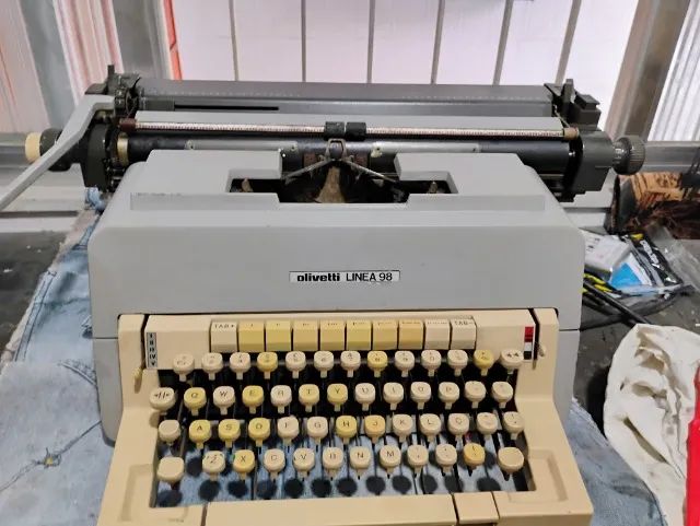 Máquina datilografar Olivetti Linea 98