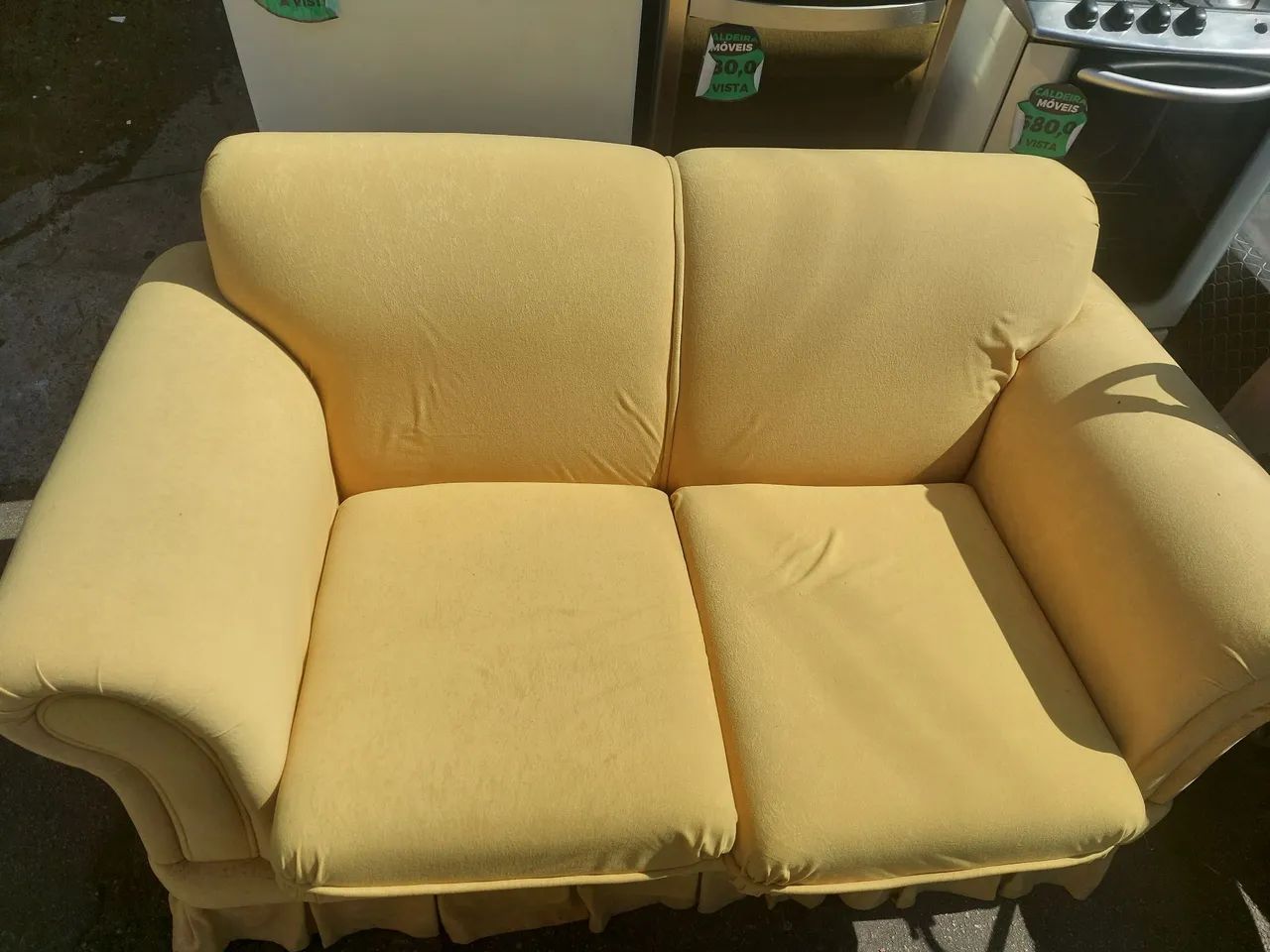 SOFÁ DE 2 LUGARES AMARELO EM ÓTIMO ESTADO SOFÁ PEQUENO DE ESTRUTURA DE MADEIRA SOFAZINHO - Foto 2