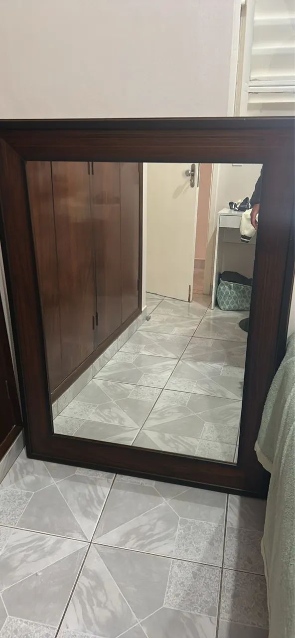 Espelho com moldura de madeira
