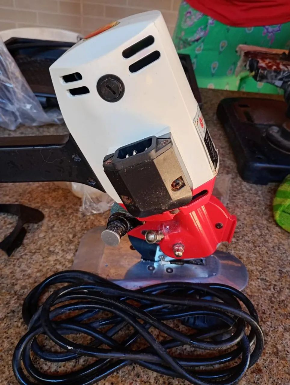 Máquina para cortar o tecido Singer 950c - Foto 5