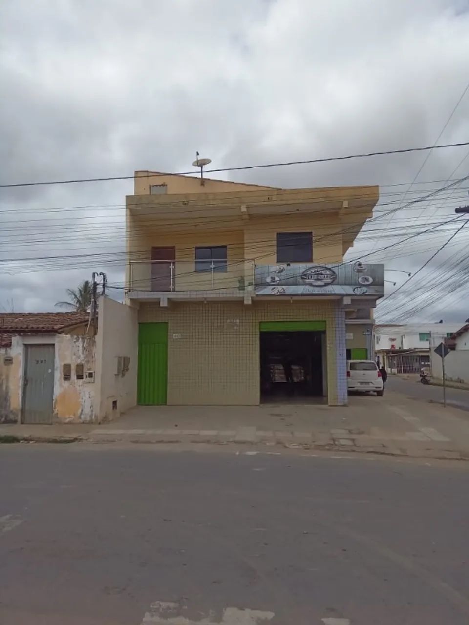 PONTO COMERCIAL + CASAS