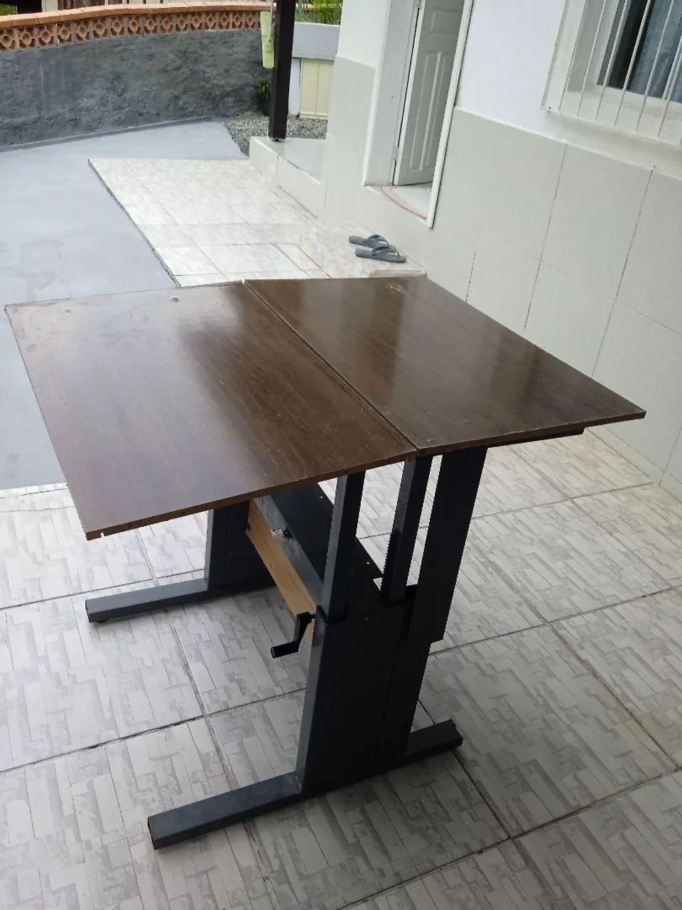 mesa  que se transforma em escrivaninha com regulagem de altura - Foto 3