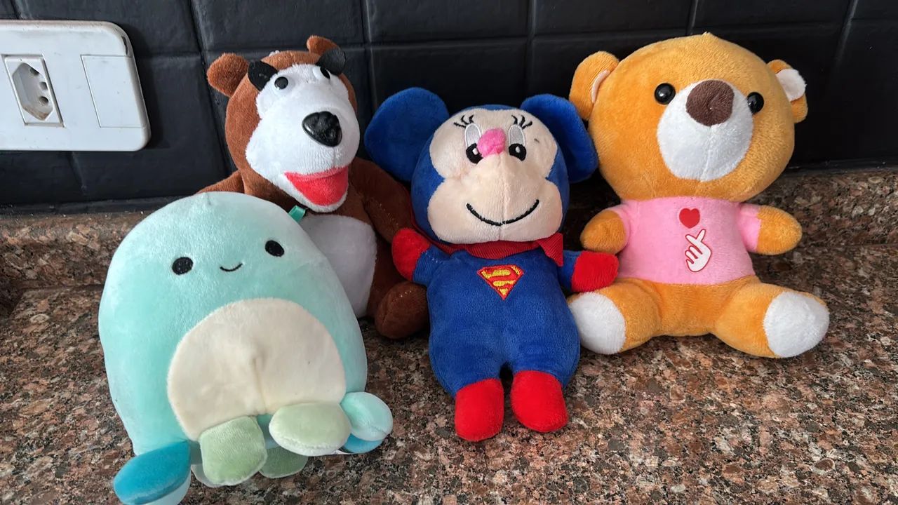 4 pelúcias de brinquedo 