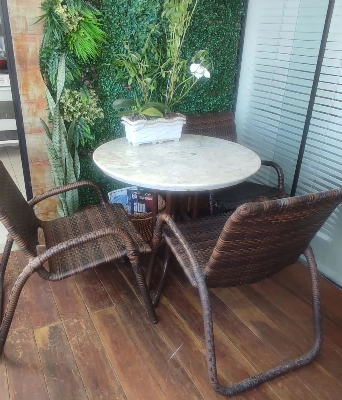 Conjunto sofisticado em mesa de mármore e 4 cadeiras em fibra de Junco. Usada.  - Foto 2