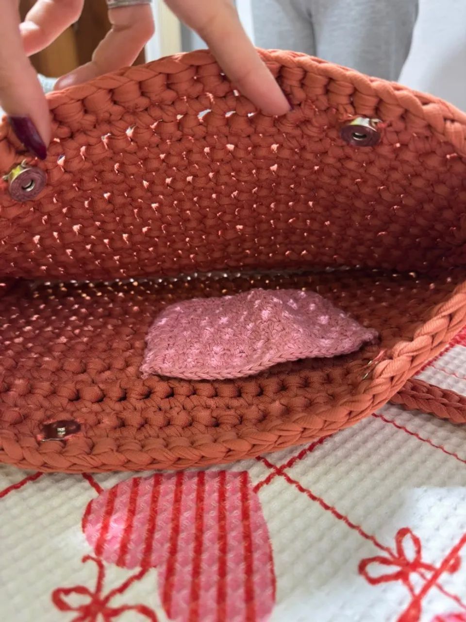 Bolsa de crochê em fio de malha - Foto 2