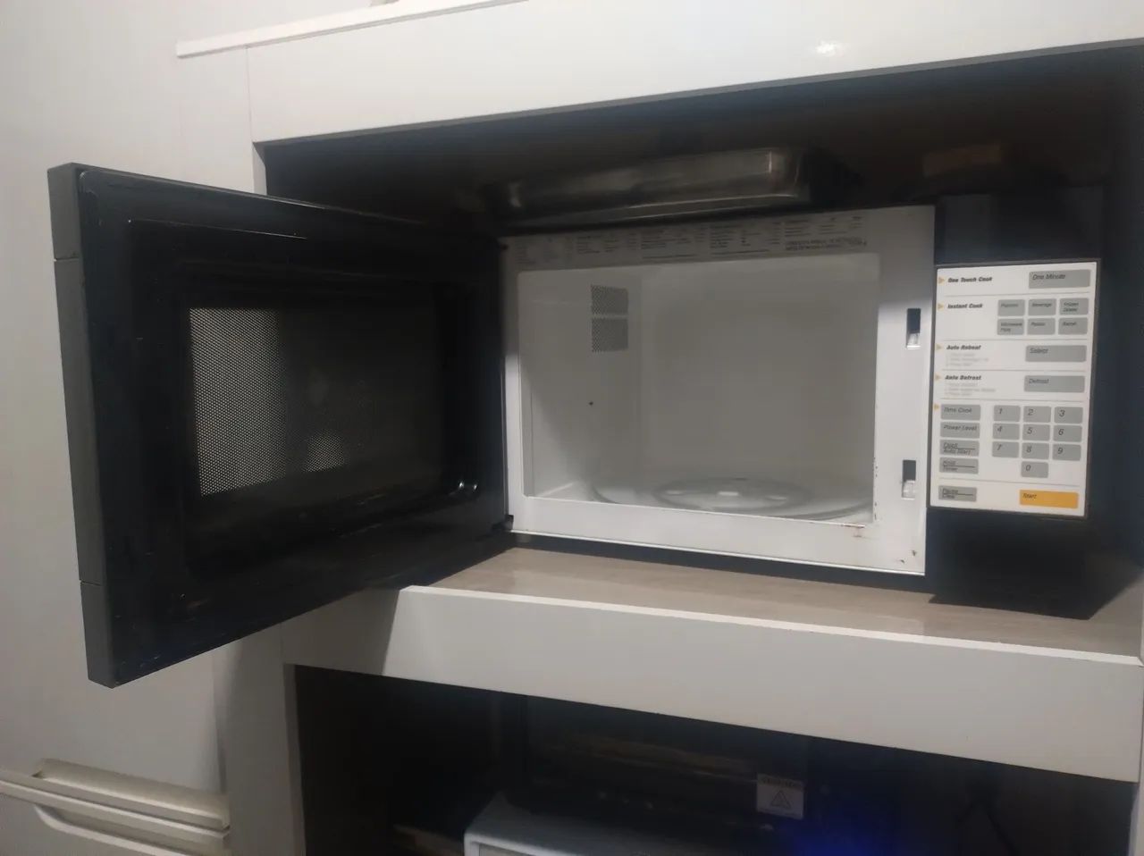 Microondas semi novo em bom estado e funcionando perfeitamente - Foto 3