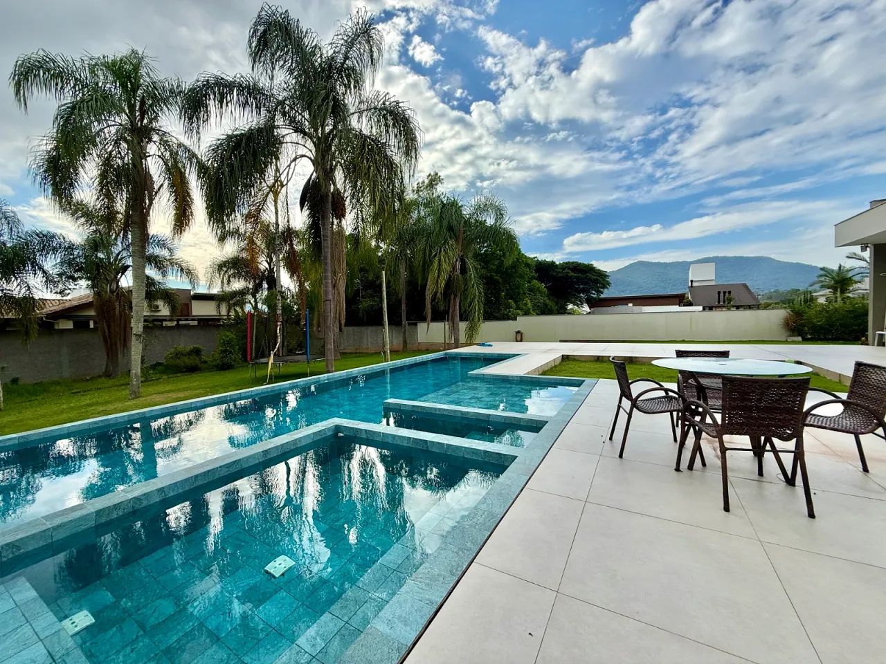 Casa de alto padrão com arquitetura sofisticada - Foto 2