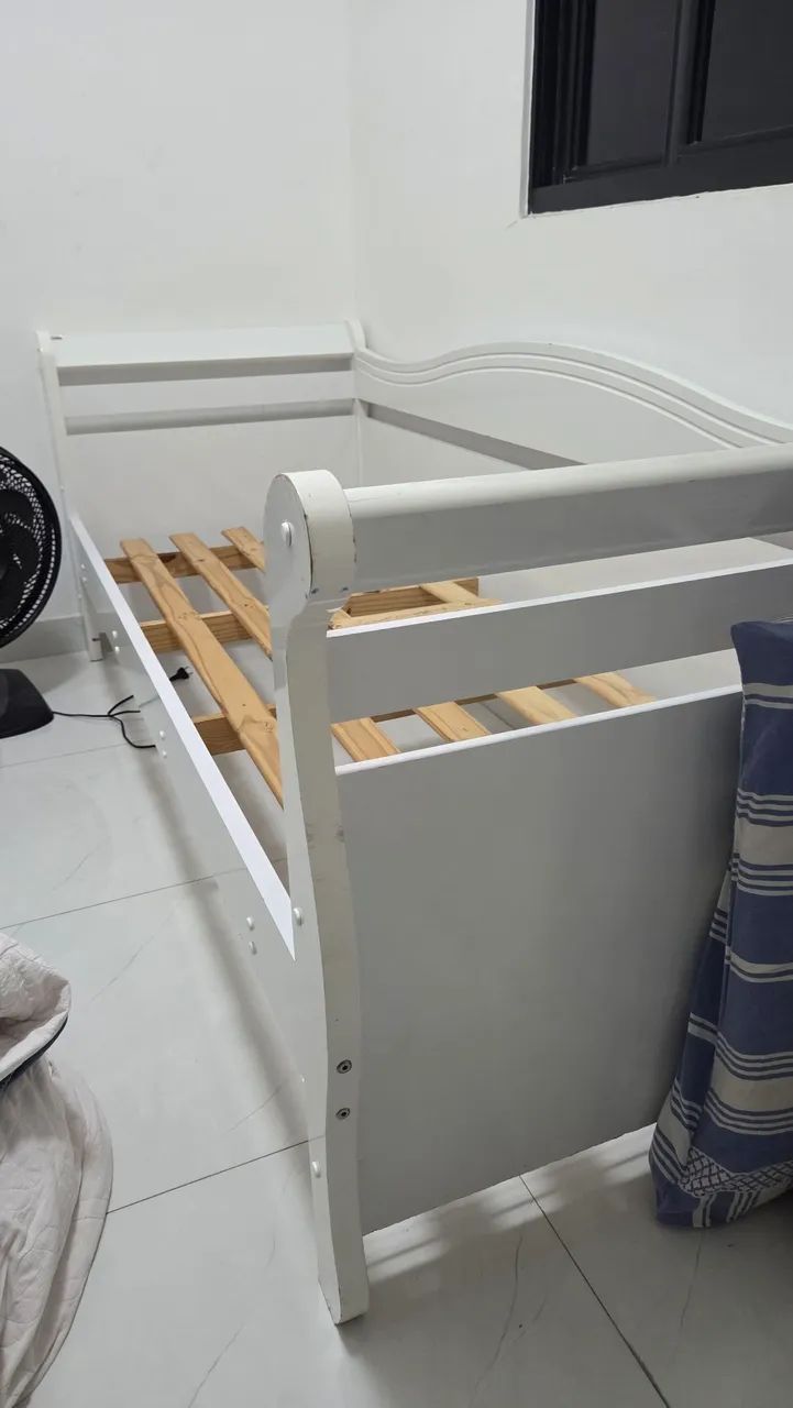 Cama infantil branca de madeira