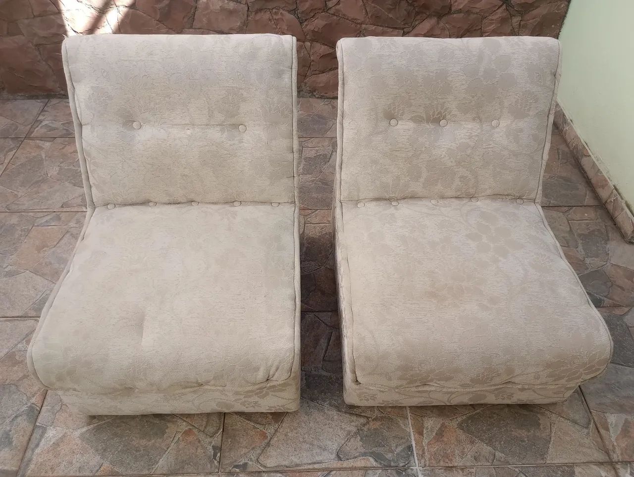 Duas poltronas/Sofá de dois lugares de marca tradicional no mercado de Móveis.